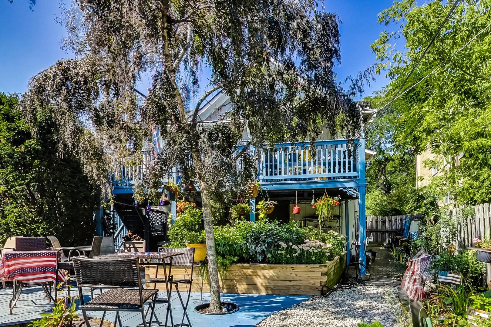 7221 North Ridge Boulevard Chicago, IL 60645 - Photo 40 of 48 a view of a chairs and table in a backyard