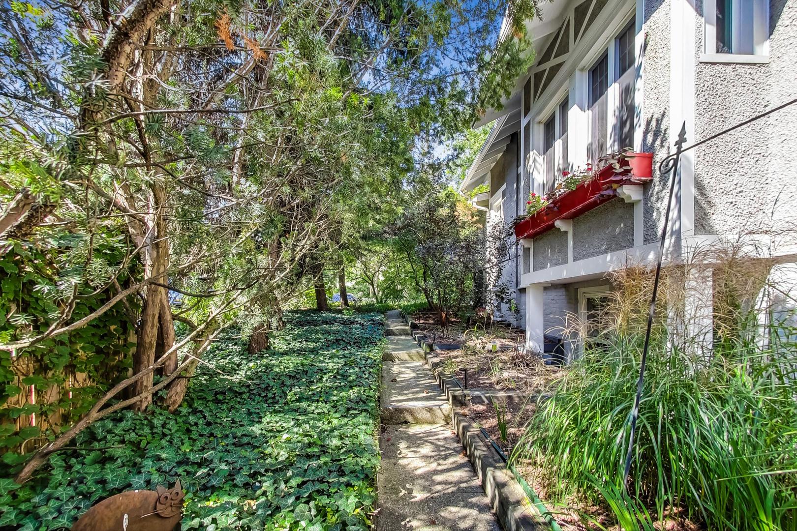 7221 North Ridge Boulevard Chicago, IL 60645 - Photo 4 of 48 a view of a street with plants and large trees