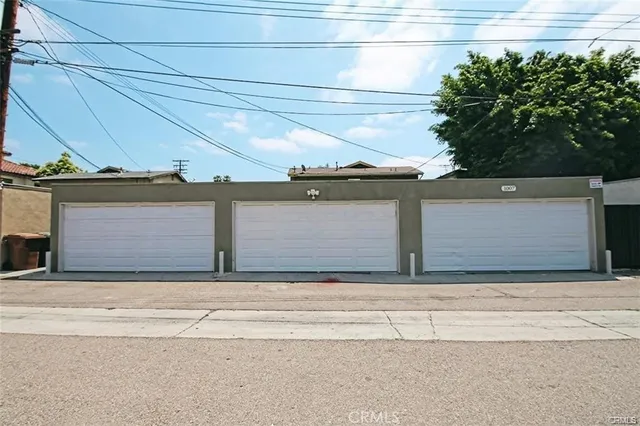 a view of back yard of the house