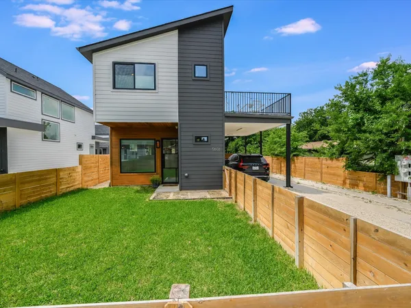 a view of a house with backyard and garden