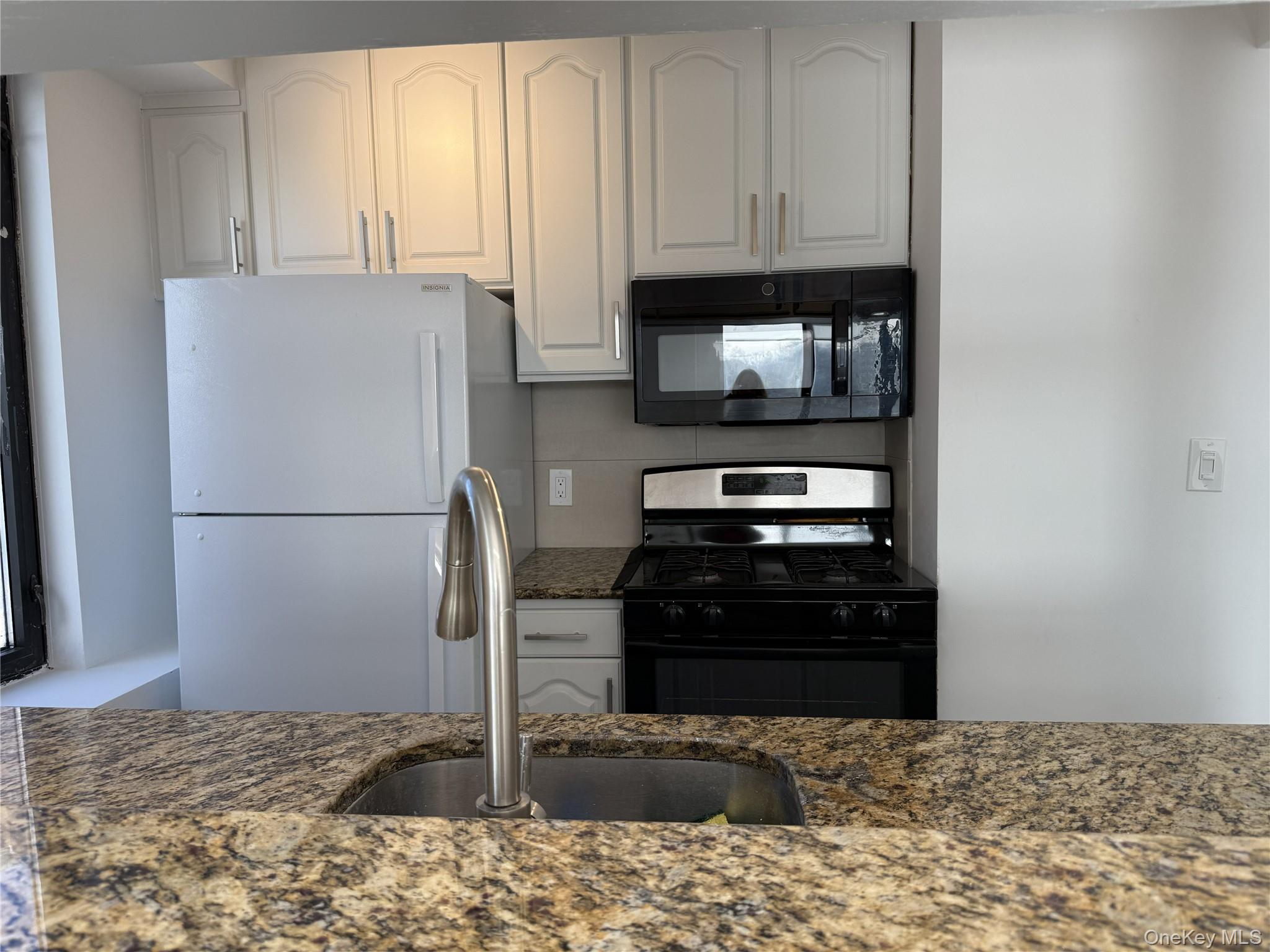 4 Martine Avenue, Unit 416 White Plains, NY 10606 - Photo 4 of 18