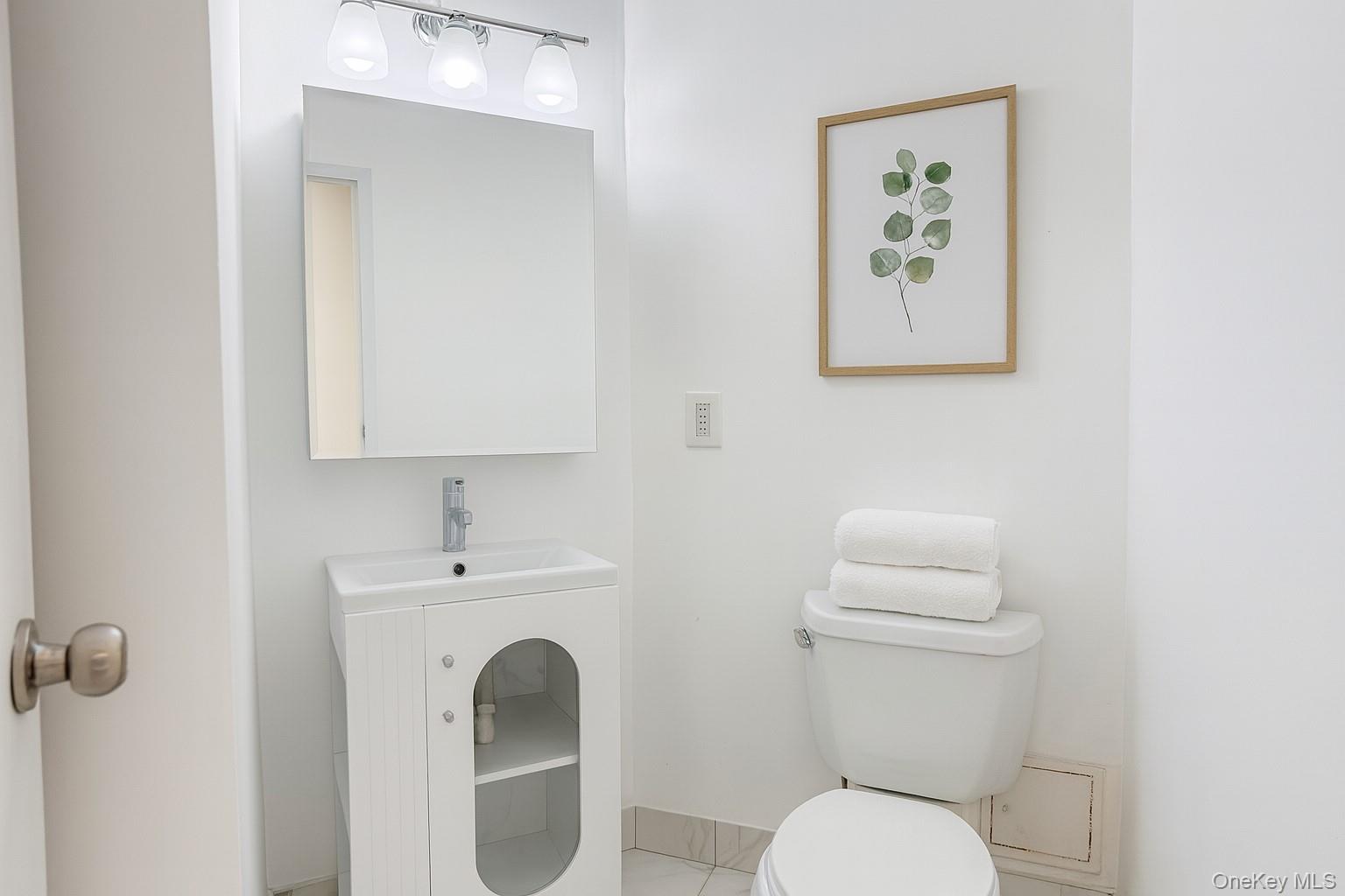 4 Martine Avenue, Unit 416 White Plains, NY 10606 - Photo 9 of 18 Virtually Staged Second Full Bathroom