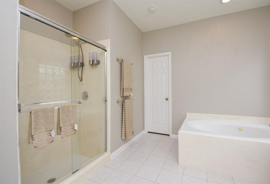 27 West Rumple Creek Place Spring, TX 77381 - Photo 19 of 32 Unwind in the relaxing jetted tub.