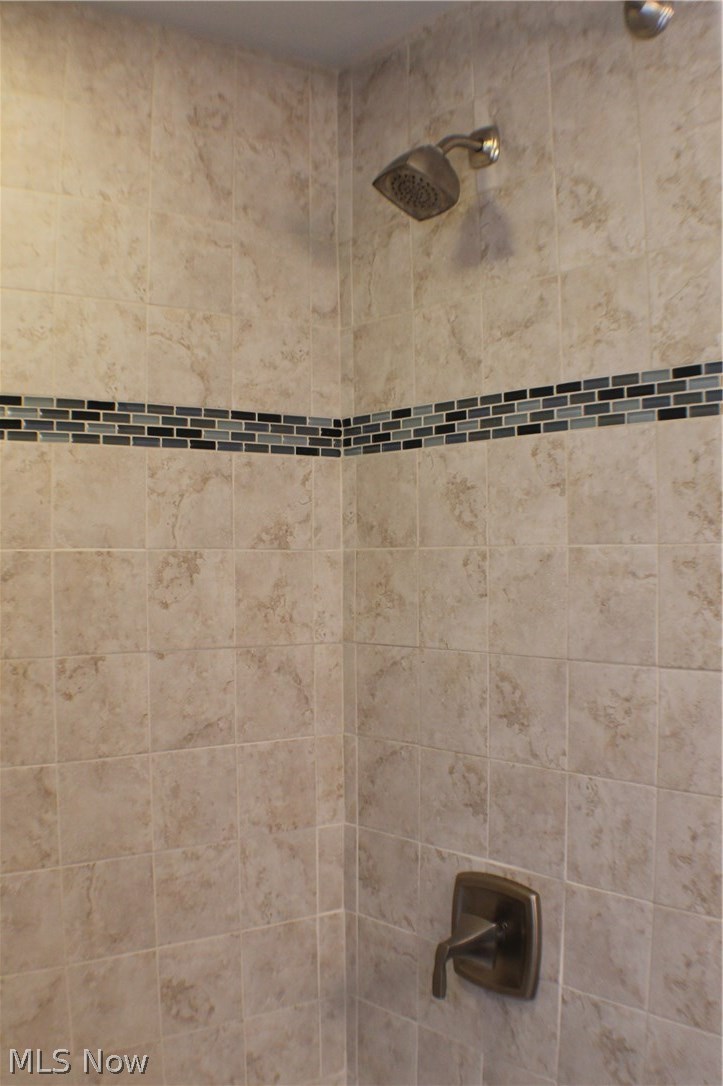 1207 Gordon Road Lyndhurst, OH 44124 - Photo 20 of 33 FIRST FLOOR SHOWER / TUB