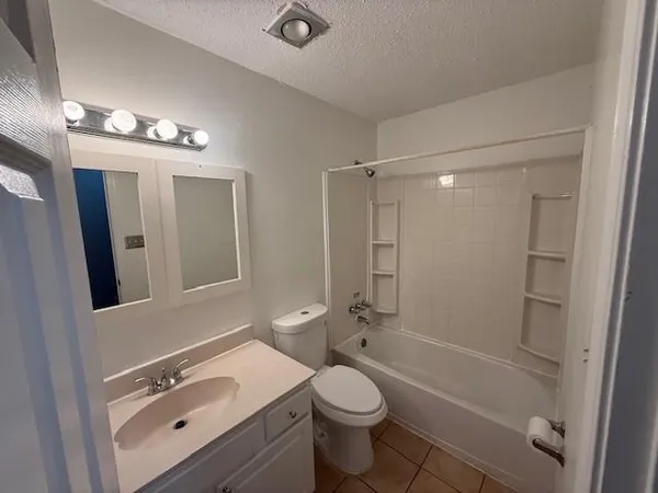 $1,800 | 3853 Accacia Lane, Harvey, LA 70058
