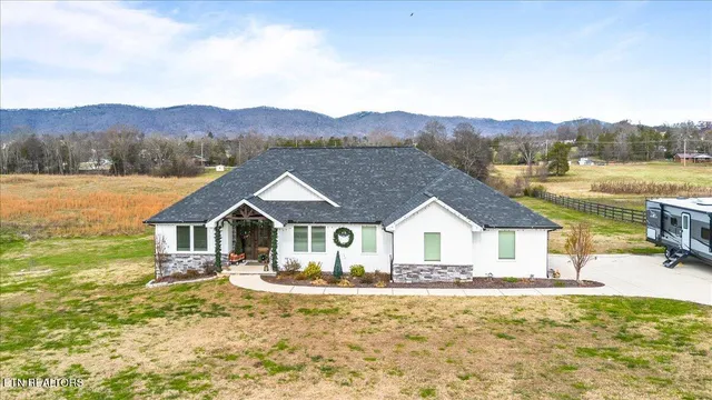 $599,000 | 129 Austin Lane, Jacksboro, TN 37757