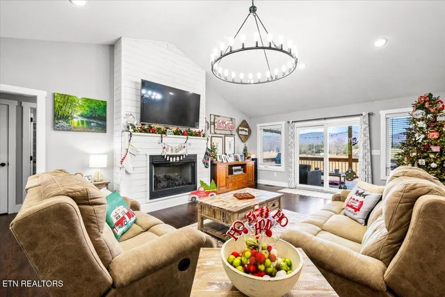 $599,000 | 129 Austin Lane, Jacksboro, TN 37757