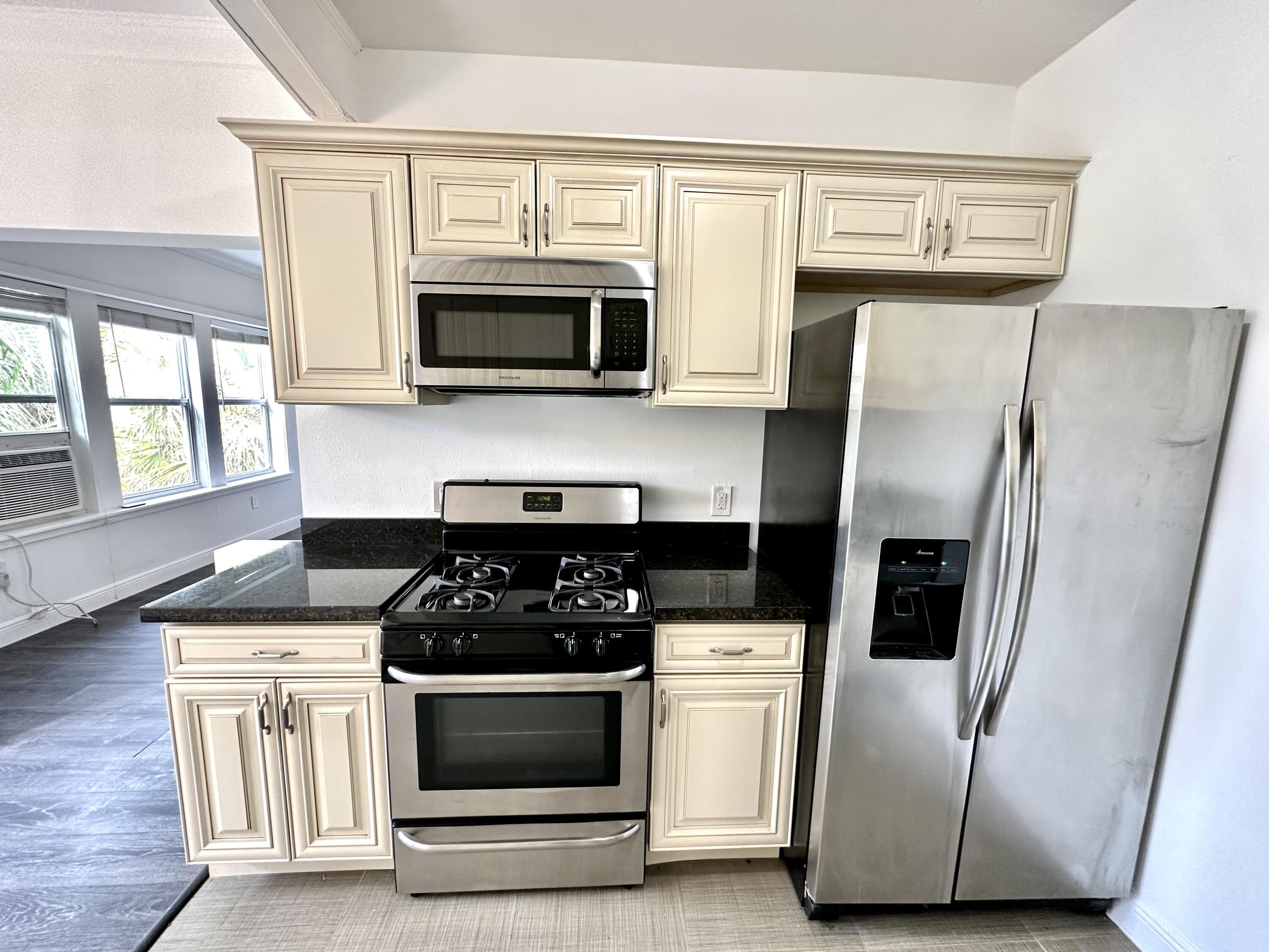 815 Upland Road, Unit 6 West Palm Beach, FL 33401 - Photo 4 of 21 221B50D4-900D-4EF6-AE65-D8BC94E0A5CD