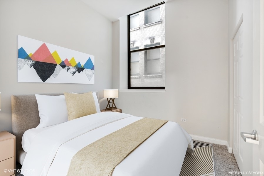8 West Monroe Street, Unit 500 Chicago, IL 60603 - Photo 10 of 14 a bedroom with a bed and painting on the wall