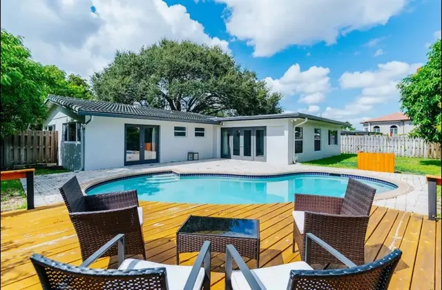 $1,050,000 | 2521 Northeast 51st Street, Lighthouse Point, FL 33064