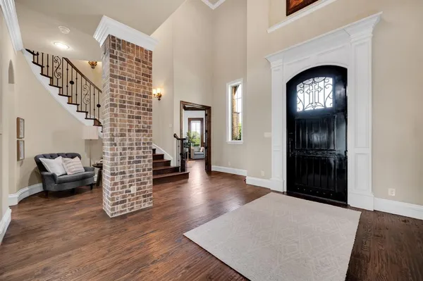 a view of entryway with livingroom