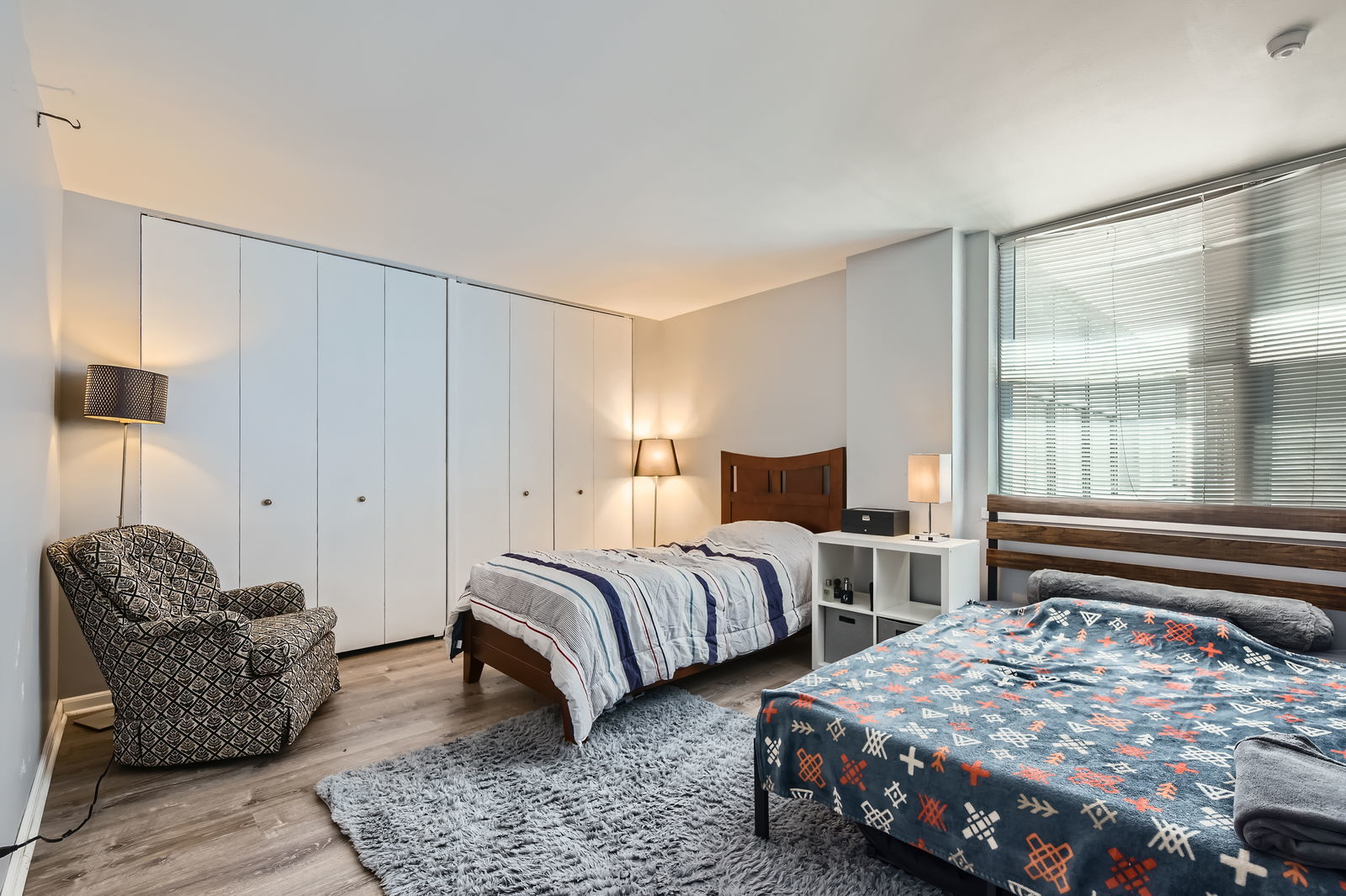 6301 North Sheridan Road, Unit 10F Chicago, IL 60660 - Photo 12 of 19 a bedroom with two beds and a couch
