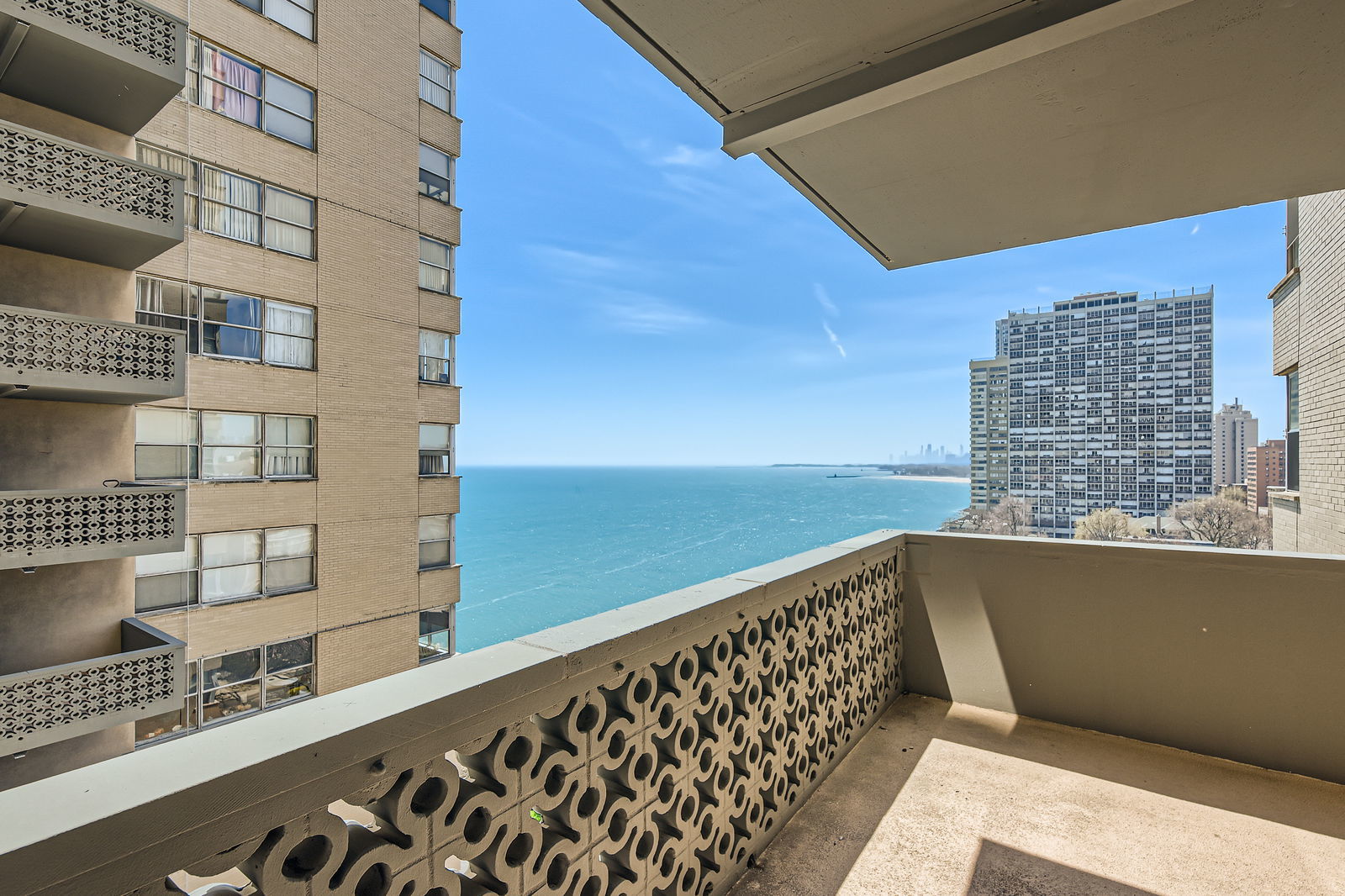 6301 North Sheridan Road, Unit 10F Chicago, IL 60660 - Photo 16 of 19 a view of balcony with city view
