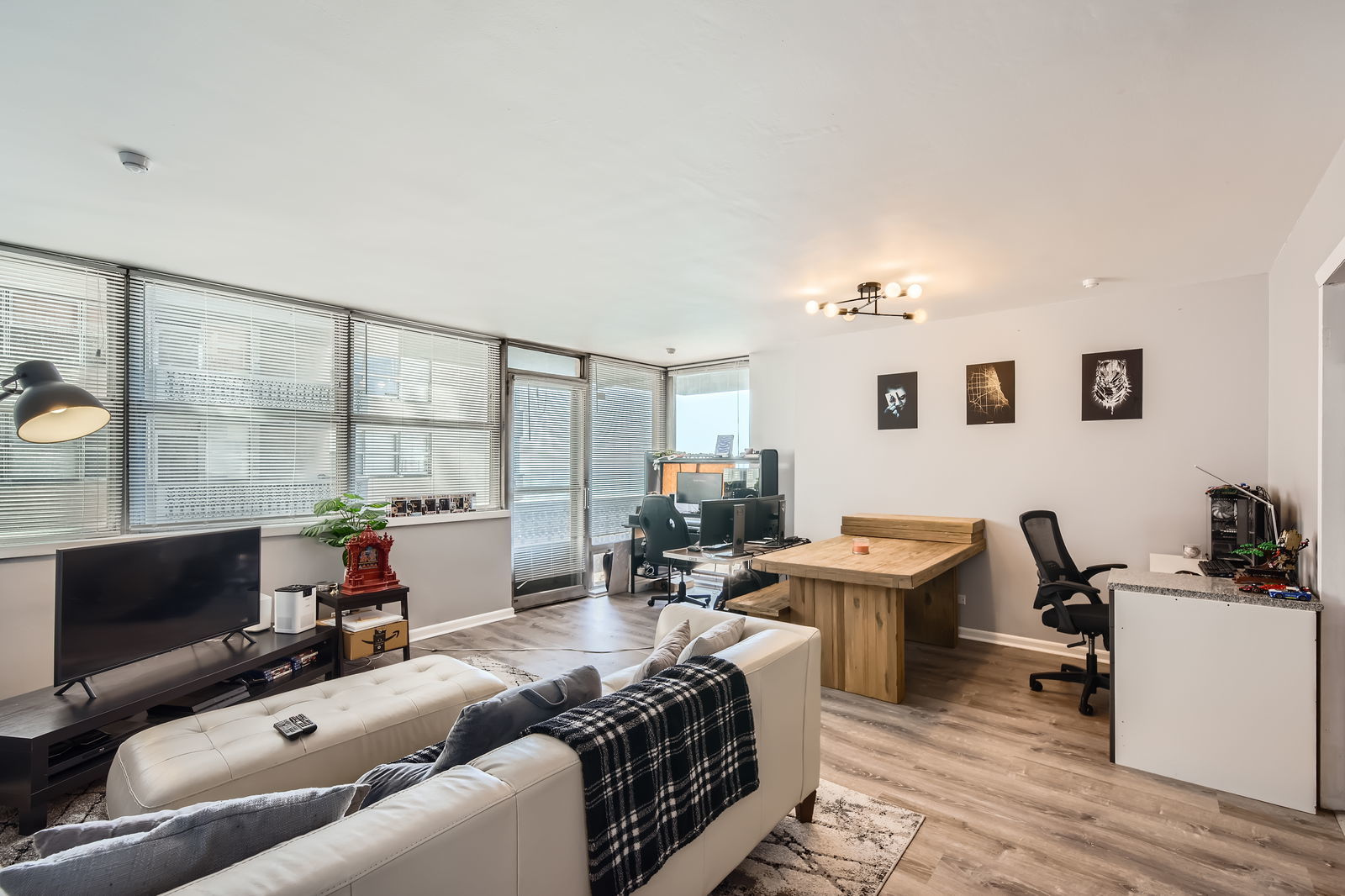 6301 North Sheridan Road, Unit 10F Chicago, IL 60660 - Photo 6 of 19 a living room with furniture and a flat screen tv