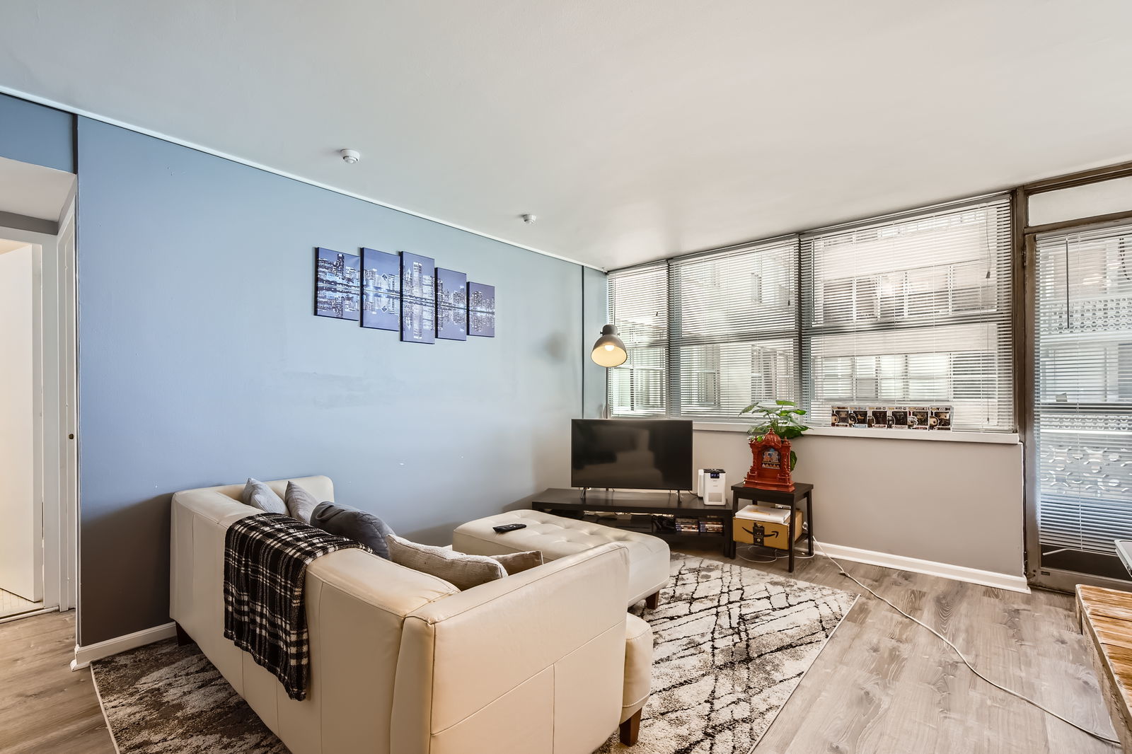 6301 North Sheridan Road, Unit 10F Chicago, IL 60660 - Photo 7 of 19 a room with furniture and a gate