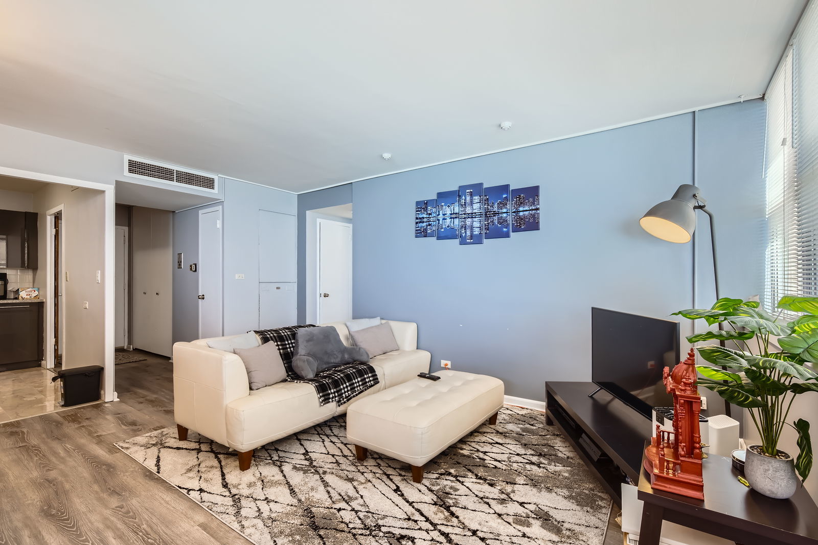 6301 North Sheridan Road, Unit 10F Chicago, IL 60660 - Photo 8 of 19 a living room with furniture and wooden floor