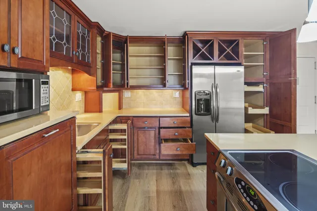 a kitchen that has a lot of cabinets in it