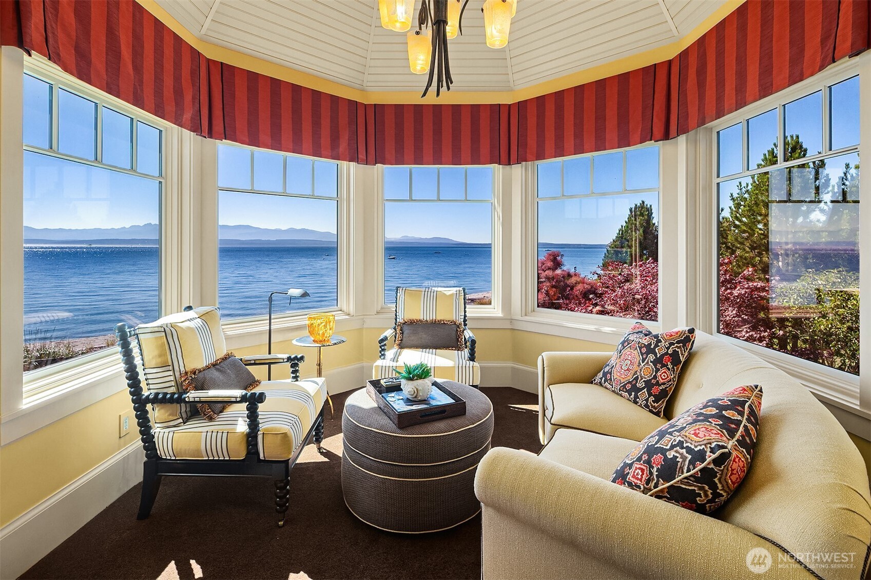 5844 Mutiny Bay Road Freeland, WA 98249 - Photo 28 of 40 a living room with furniture kitchen view and a large window