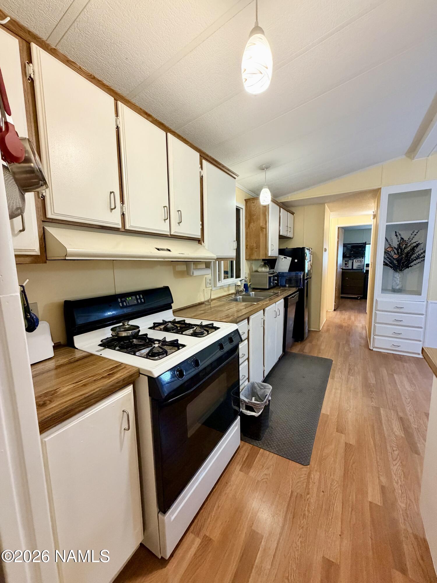 2401 West Rte 66, Unit 43 Flagstaff, AZ 86001 - Photo 7 of 20 kitchen