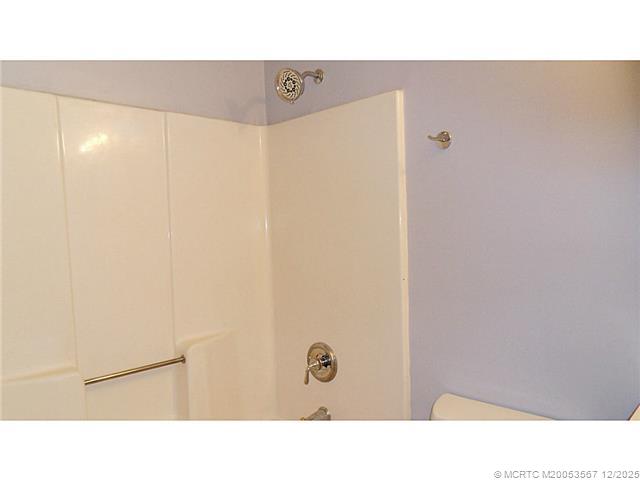 699 Southwest Hoffenberg Avenue Port St. Lucie, FL 34953 - Photo 20 of 26 Guest bath, shower/tub combo.