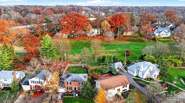 $519,000 | 2 Thorncliff Lane, Kirkwood, MO 63122