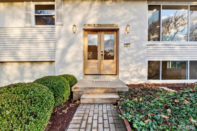 $519,000 | 2 Thorncliff Lane, Kirkwood, MO 63122
