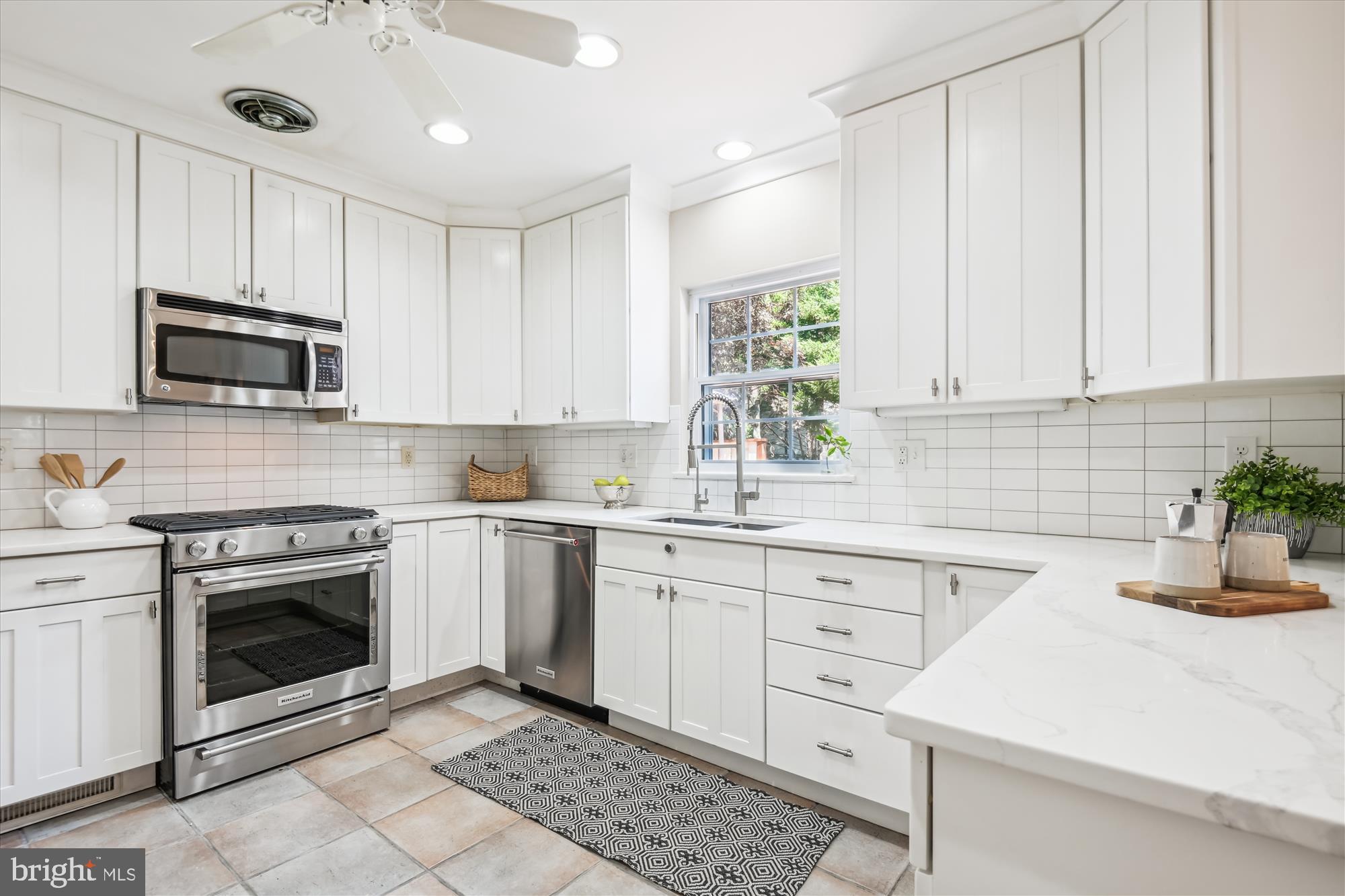 702 Stoneleigh Road Baltimore, MD 21212 - Photo 6 of 51 Stainless steel appliances