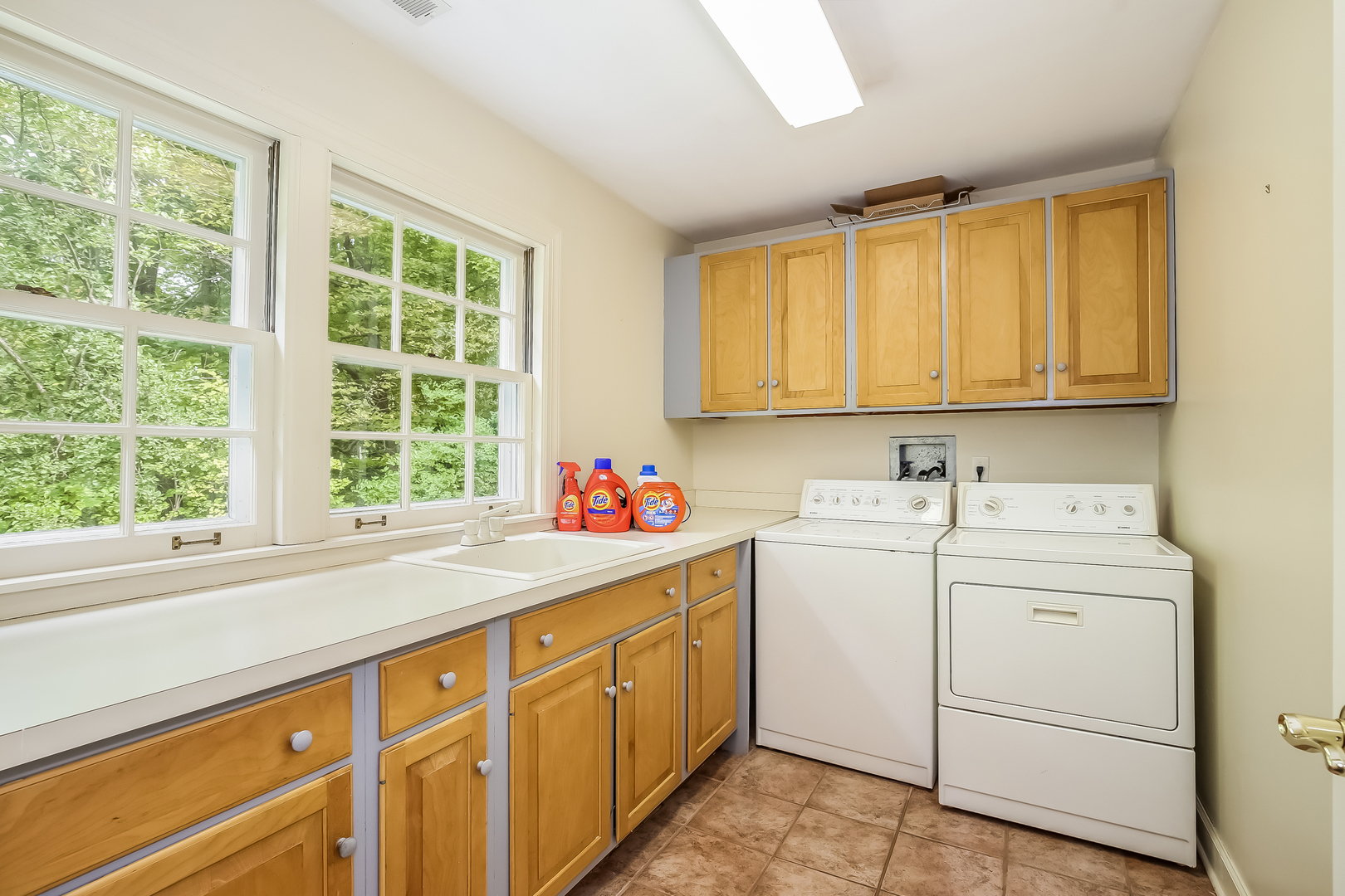 1020 East Westleigh Road Lake Forest, IL 60045 - Photo 21 of 31 a utility room with cabinets washer and dryer