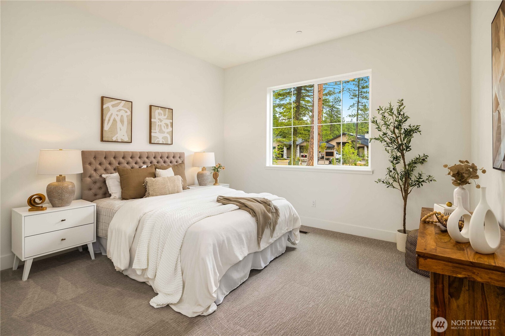 1950 Wanawish Loop Cle Elum, WA 98922 - Photo 19 of 34 a bedroom with a bed and a window