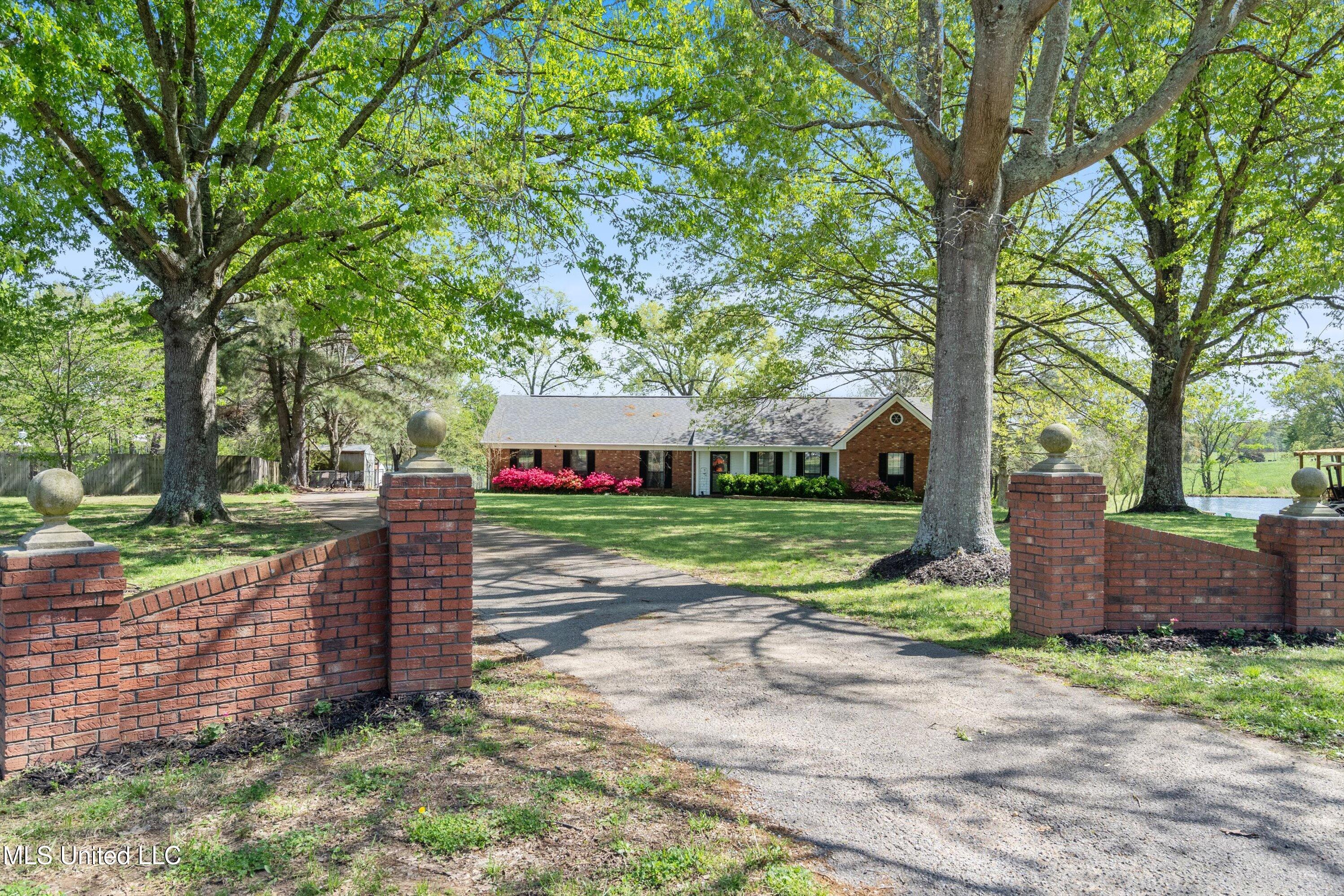 444 Shaker Drive Senatobia, MS 38668 - Photo 2 of 31 Front