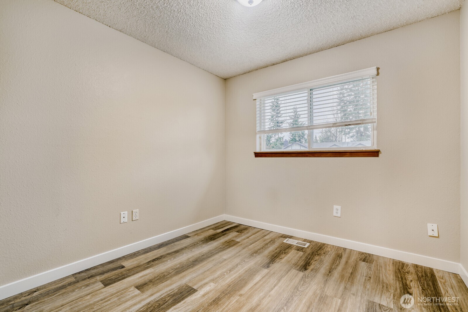 501 75th Place Southwest Everett, WA 98203 - Photo 18 of 28