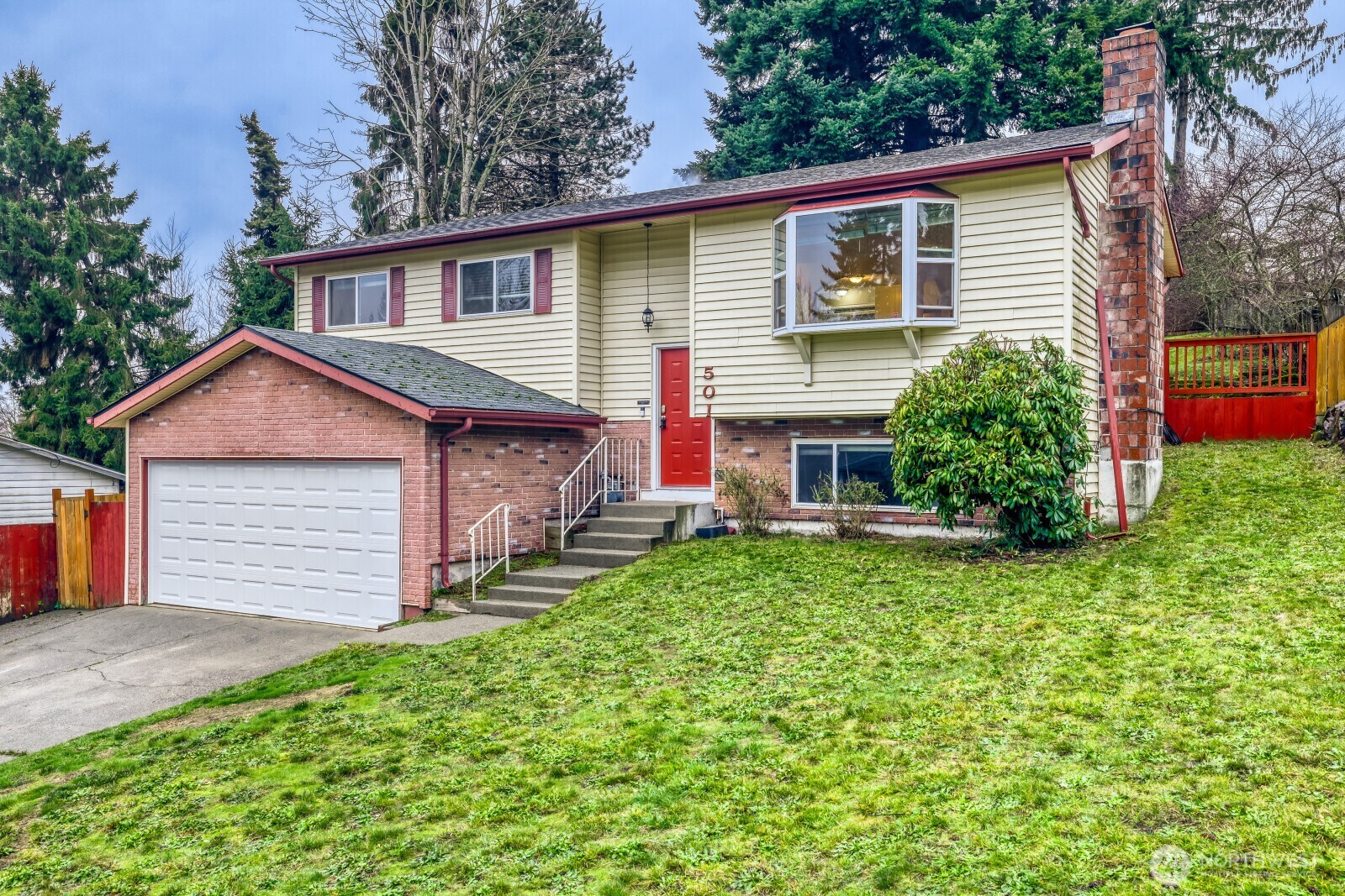 501 75th Place Southwest Everett, WA 98203 - Photo 2 of 28