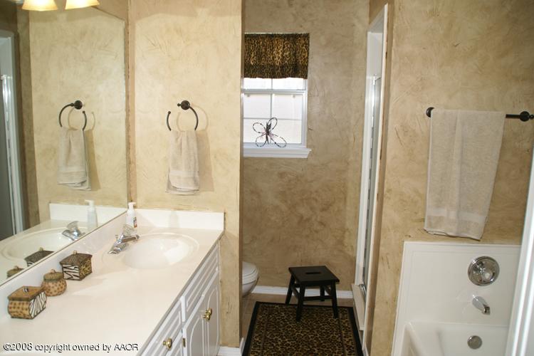 7100 Rochelle Lane Amarillo, TX 79109 - Photo 19 of 25 Hall Bath