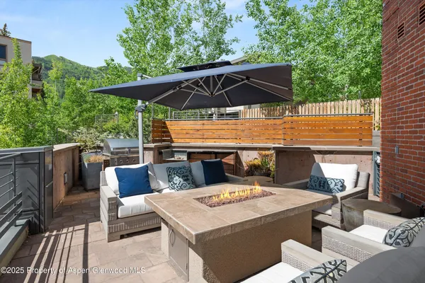 a view of an outdoor sitting area with furniture