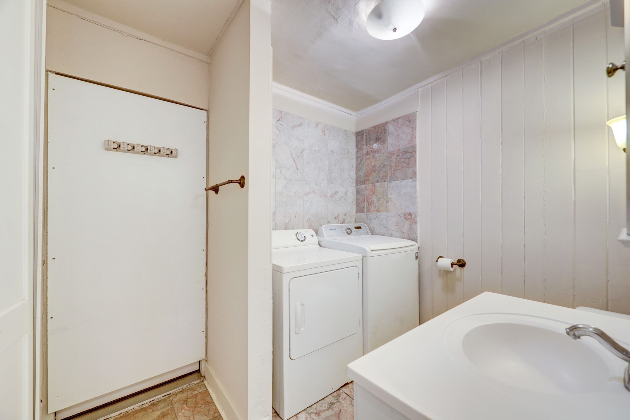 222 Marshall Street Houston, TX 77006 - Photo 16 of 35 a utility room with dryer and washer