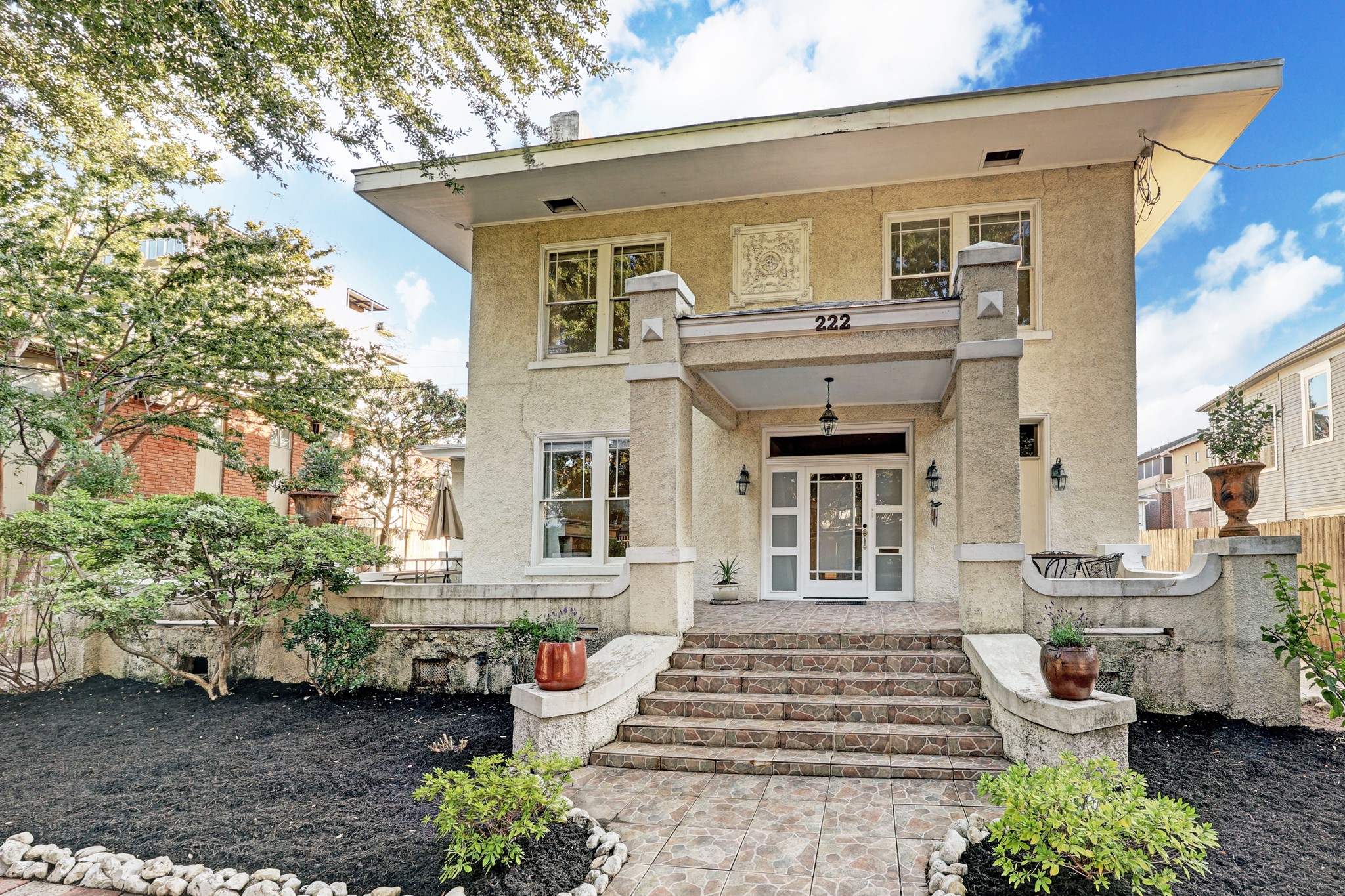 222 Marshall Street Houston, TX 77006 - Photo 3 of 35 a front view of a house with a garden