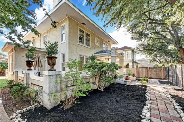 a view of a house with yard and sitting area