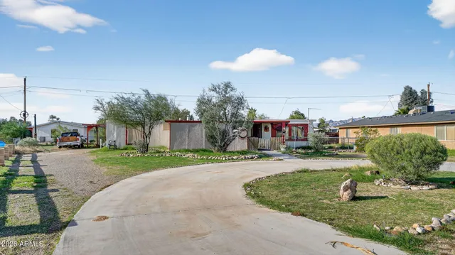 a view of a house with backyard and garden