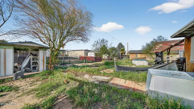 a view of a house with backyard