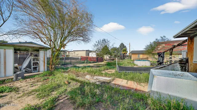 a view of a house with backyard