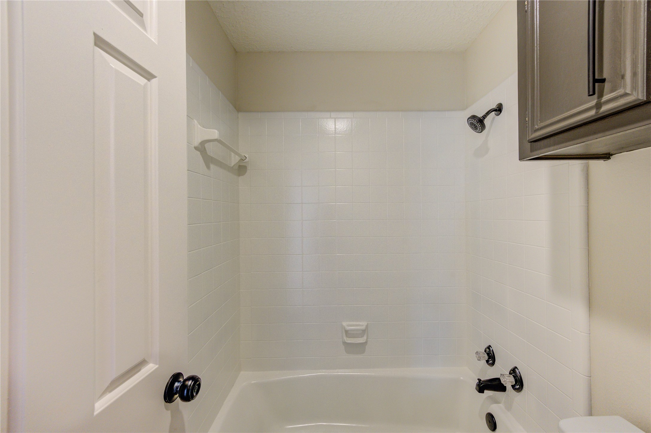 12015 Laneview Drive Houston, TX 77070 - Photo 28 of 40 a bathroom with a bathtub