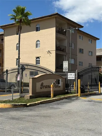 $2,200 | 8851 Northwest 119th Street, Unit 22132, Hialeah Gardens, FL 33018