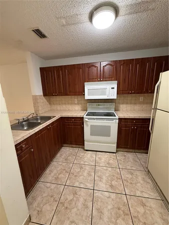$2,200 | 8851 Northwest 119th Street, Unit 22132, Hialeah Gardens, FL 33018