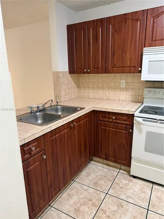 $2,200 | 8851 Northwest 119th Street, Unit 22132, Hialeah Gardens, FL 33018