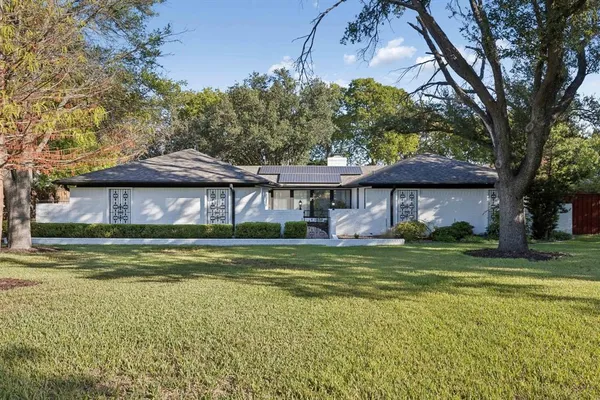 $485,000 | 18 Legend Road, Benbrook, TX 76132