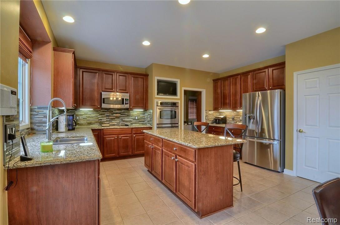2287 Andover Boulevard Rochester, MI 48306 - Photo 14 of 40 Kitchen.jpg