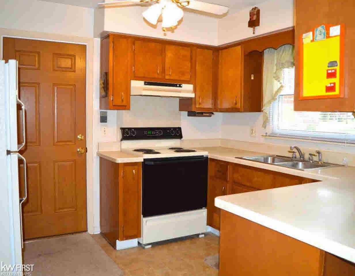 4290 Old Carriage Road Flint, MI 48507 - Photo 10 of 26 21380387-9.JPG