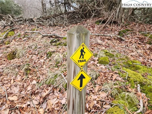 a sign that is on the side of the wall