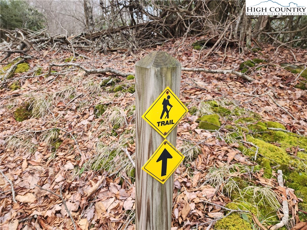 a sign that is on the side of the wall