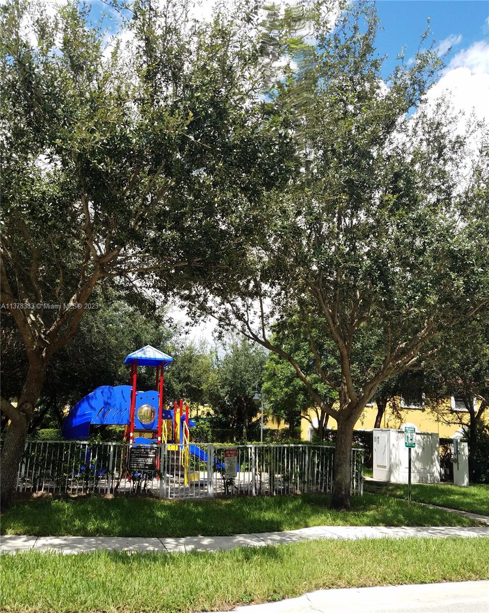 Vizcaya Miramar, FL 33027 - Photo 32 of 35 a view of a park with large trees